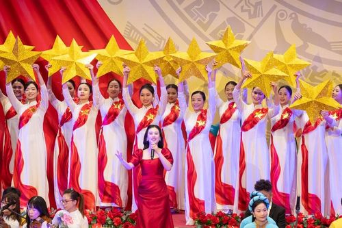 Bản hòa ca của lịch sử và khát vọng