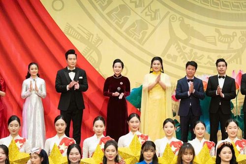 Vinh dự, tự hào khi đứng trên sân khấu Diên Hồng hát ngợi ca Tổ quốc