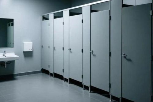 Vì sao cửa nhà vệ sinh công cộng có khe hở phía dưới?