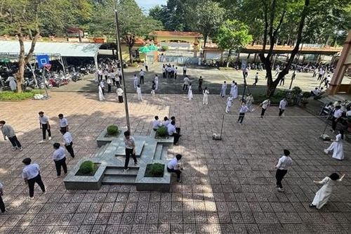 Hạn chế điện thoại trong giờ ra chơi nhằm tạo không gian học đường bổ ích cho học sinh