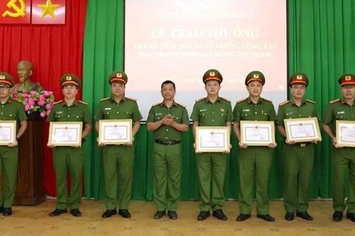 Trao thưởng các cá nhân phá án nhanh vụ cướp tiệm vàng ở Lâm Đồng