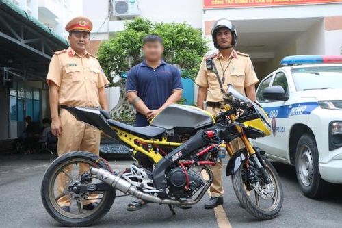Tịch thu phương tiện chở ba người 'biểu diễn' trên đường