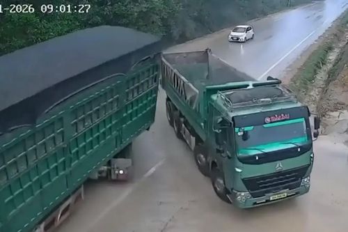 Xe tải chuyển làn ẩu gây tai nạn liên hoàn