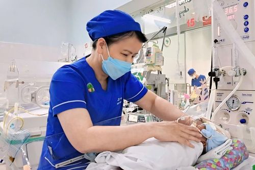 Cứu sống em bé sinh non 27 tuần người Hàn Quốc