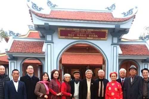 Đoàn đại biểu Hội đồng họ Bùi Việt Nam dâng hương tưởng niệm Trưởng ban Thường trực Quốc hội Bùi Bằng Đoàn
