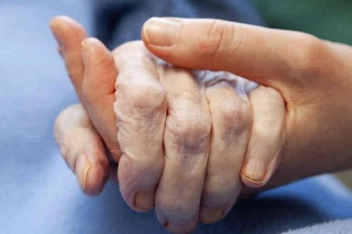Bố mẹ ly hôn 15 năm, quyết định của mẹ khiến tôi lặng người khi bố ung thư