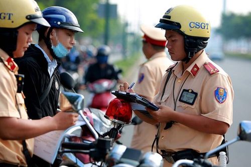Từ 2026, vi phạm giao thông bị khấu trừ tiền lương thế nào?