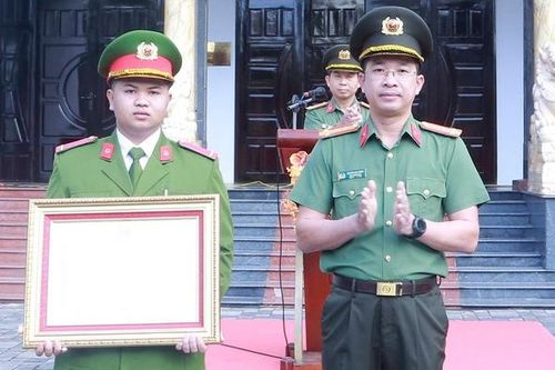 Thủ tướng tặng Bằng khen cho chiến sĩ công an dũng cảm lao vào dòng lũ dữ cứu người