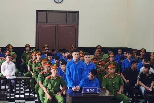 Mâu thuẫn vì nợ tiền xăm hình, 31 đối tượng giải quyết bằng súng và hung khí