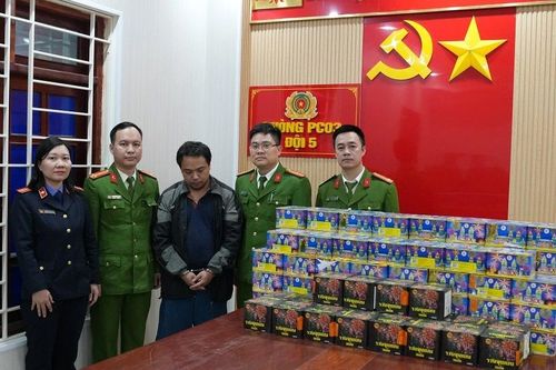 Nhân viên giao hàng chuyển phát nhanh thiết lập đường dây mua bán pháo 'khủng'