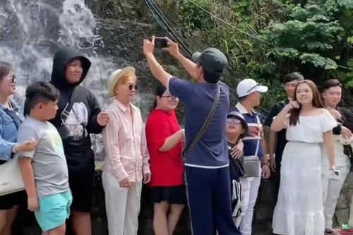 Người bán kem giúp du khách quay video trong chuyến du lịch Hòn Sơn