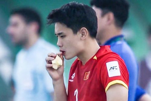 Ảnh chế Đình Bắc 'mukbang' lan truyền sau trận thắng U23 Jordan