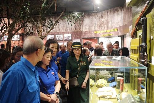 Khai mạc trưng bày chuyên đề 'Thời thanh xuân trên tuyến đường 1C huyền thoại'