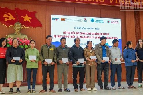 Ấm áp nghĩa tình quốc tế sau thiên tai tại Đà Nẵng