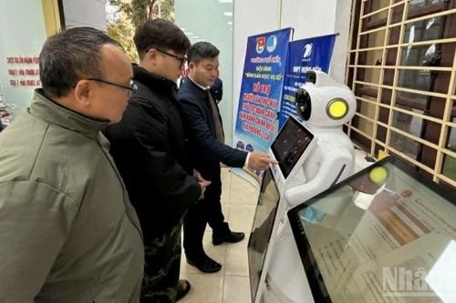 Phường đầu tiên ở tỉnh Hưng Yên đưa robot vào hỗ trợ làm thủ tục hành chính