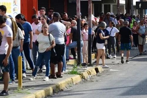 Khủng hoảng khiến người dân Venezuela chật vật với làn sóng tăng giá