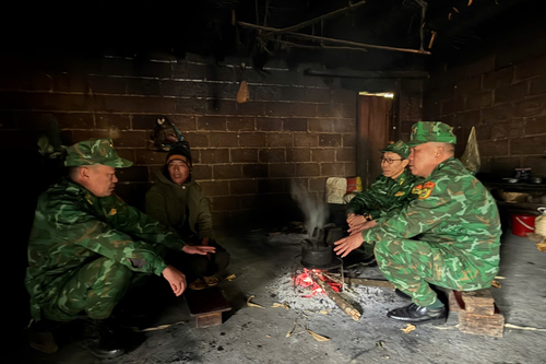 Sơn Vĩ (Tuyên Quang): Bộ đội Biên phòng đến nhà dân tuyên truyền chống rét