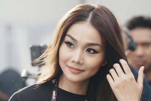 Sự thật về hình ảnh siêu mẫu Thanh Hằng với tạo hình ăn chơi 'gây sốc' bên đàn chị Hồng Ánh
