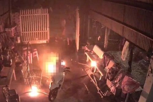 Người đàn ông tưới xăng đốt người tình, cả hai tử vong