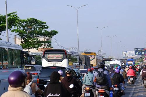 TPHCM tăng cường đảm bảo trật tự an toàn giao thông đợt cao điểm Tết Nguyên đán