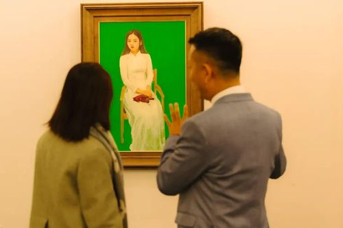 Thiếu nữ Việt và cuộc đối thoại thầm lặng của sắc màu