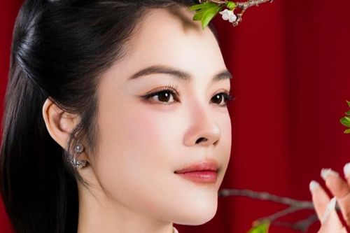 Sao Việt: Hoa hậu Hà Trúc Linh mặc gợi cảm, diễn viên Dương Cẩm Lynh rạng rỡ với áo dài
