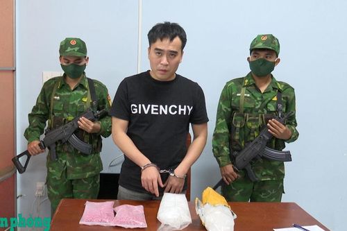 Bắt đối tượng vận chuyển trái phép gần 3kg ma túy các loại