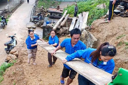 Thanh niên chung tay dựng lại nhà cửa giúp người dân sau bão lũ