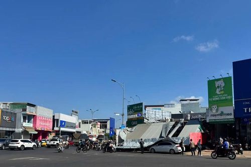 Biển hiệu đổ sập, một phụ nữ bị đè trọng thương
