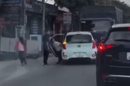 Danh tính tài xế đỗ ô tô giữa quốc lộ ở Hà Nội để cho trẻ em xuống xe