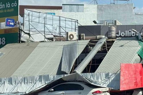 Sập bảng hiệu, một phụ nữ 60 tuổi trọng thương
