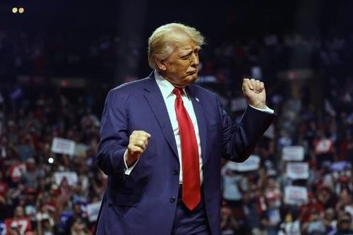 Tổng thống Trump tiết lộ vợ không thích ông nhảy trước đám đông