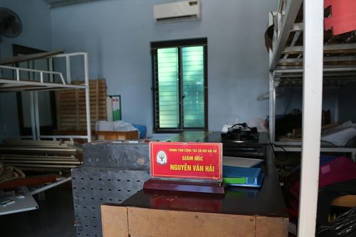 Gậy gỗ vứt ở Trung tâm Công tác xã hội Hải Hà sau khi giám đốc bị bắt