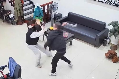 Tạm giữ khẩn cấp người đàn ông cầm dao truy đuổi hai mẹ con trong tiệm cắt tóc