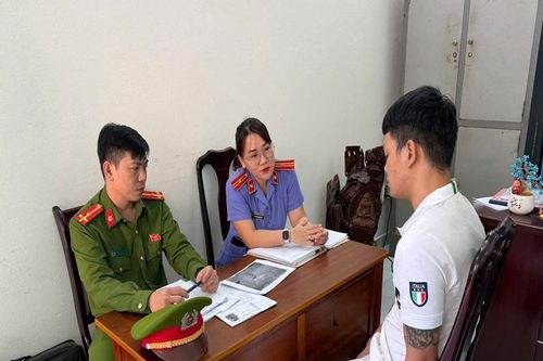 Kiểm sát viên VKSND khu vực 2, TP Đà Nẵng tham gia lấy lời khai đối tượng bị tạm giữ