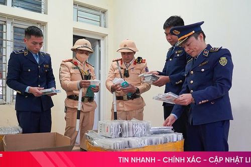 Phát hiện 2 xe tải chở hàng lậu, hàng không rõ nguồn gốc
