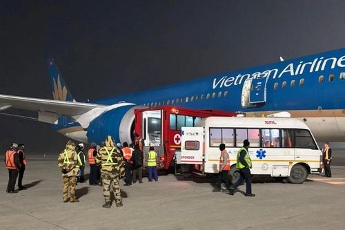 Máy bay Vietnam Airlines hạ cánh khẩn cấp tại Ấn Độ cấp cứu hành khách