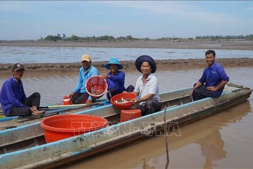 Thêm sinh kế cho người dân vùng biên