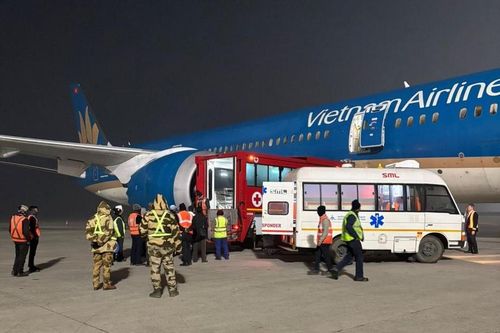 Máy bay Vietnam Airlines hạ cánh khẩn cấp tại Ấn Độ cấp cứu khách