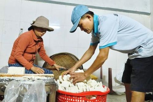 Làng bánh đặc sản của xứ Quảng rộn ràng vào vụ Tết, đơn hàng tăng gấp ba