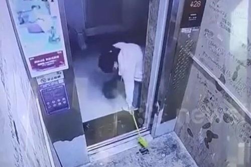 Mẹ dùng xẻng đồ chơi chặn cửa khiến con mắc kẹt trong thang máy