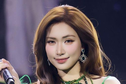 Hai bộ trang phục 'hút mắt người nhìn' của Hòa Minzy