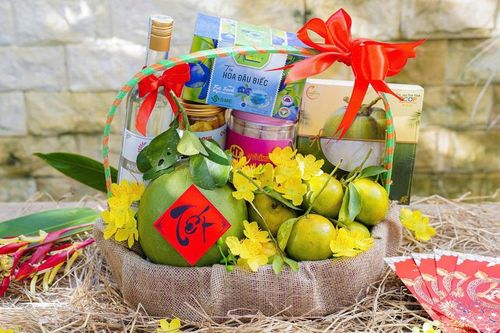 Phụ nữ Vĩnh Long quảng bá sản phẩm OCOP qua giỏ quà Tết
