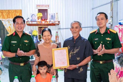 Bàn giao nhà Tình đồng đội tại xã Vĩnh Thạnh Trung