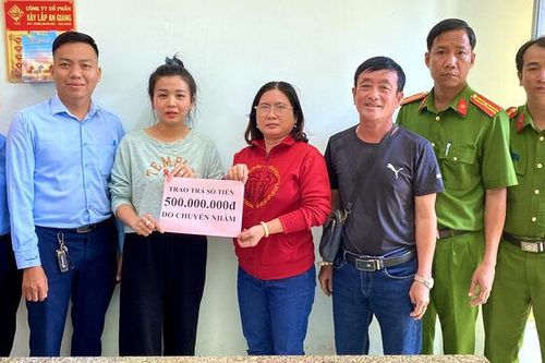 Công an xã Tri Tôn biểu dương công dân trả lại 500 triệu đồng do chuyển khoản nhầm
