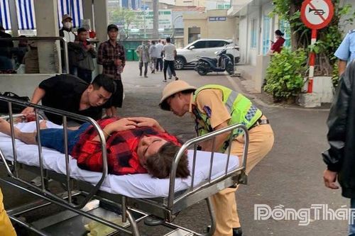 Bệnh nhân tim nguy kịch được Cảnh sát giao thông hỗ trợ đưa đi cấp cứu an toàn