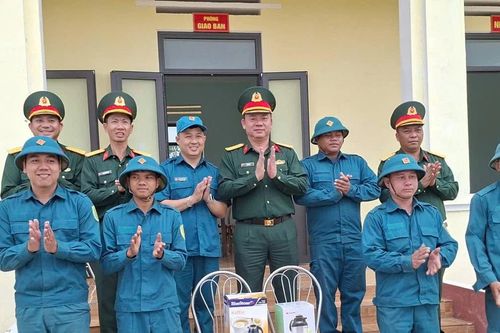 Bộ Tham mưu Quân khu 5 kiểm tra các chốt dân quân thường trực tại 7 xã biên giới