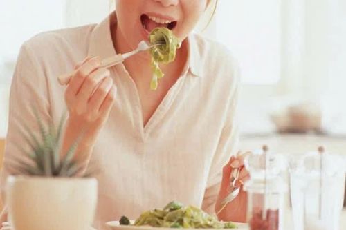 Tác hại của ăn vội, cách khắc phục
