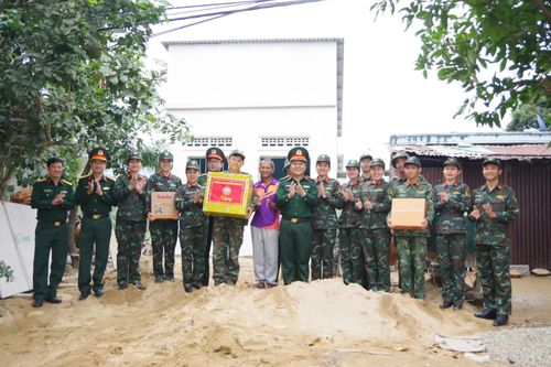 Lãnh đạo Bộ Chỉ huy Quân sự tỉnh Khánh Hòa thăm, động viên cán bộ, chiến sĩ thực hiện 'Chiến dịch Quang Trung' tại xã Khánh Vĩnh