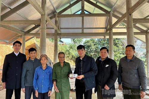 Trao kinh phí hỗ trợ xây nhà ở cho hộ nghèo tại xã Hòa An